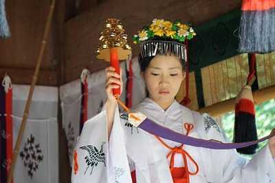 Sisi Lain Kemeriahan Januari: Dari Ramalan Mimpi Hingga Tas Keberuntungan